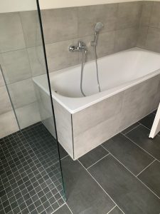 Fliesenverlegung und Einbau einer Badewanne